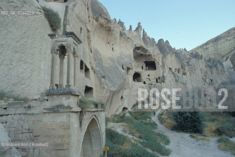 ( TURCHIA ) CAPPADOCIA : VALLE DI GOREME - CITTA RUPESTRE  -  © 1986 Graziano Arici/Rosebud2 / GEO