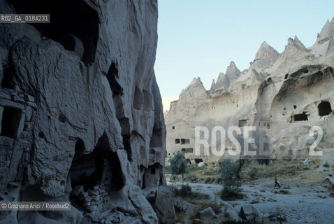 ( TURCHIA ) CAPPADOCIA : VALLE DI GOREME - CITTA RUPESTRE  -  © 1986 Graziano Arici/Rosebud2 / GEO