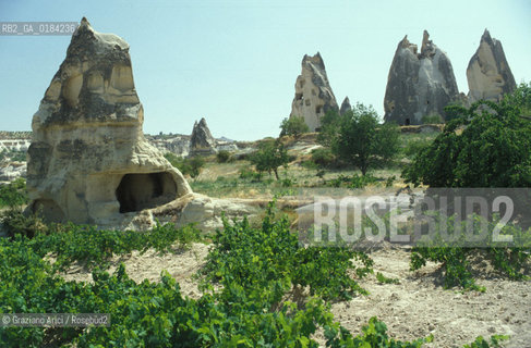 ( TURCHIA ) CAPPADOCIA : VALLE DI GOREME - CITTA RUPESTRE  -  © 1986 Graziano Arici/Rosebud2 / GEO