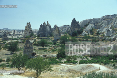 ( TURCHIA ) CAPPADOCIA : VALLE DI GOREME - CITTA RUPESTRE  -  © 1986 Graziano Arici/Rosebud2 / GEO