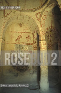 ( TURCHIA ) CAPPADOCIA : VALLE DI GOREME - CHIESA RUPESTRE  -  © 1986 Graziano Arici/Rosebud2 / GEO / AFFRESCHI