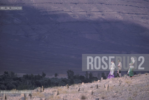 ( MAROCCO ) FEZ : DONNE IN UN CIMITERO ISLAMICO - © 1996 Graziano Arici/Rosebud2 / GEO /