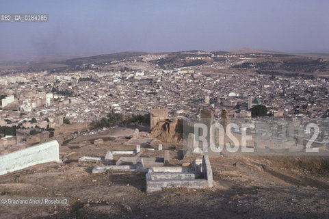 ( MAROCCO ) FEZ  ( FES ) : LA NECROPOLI MERINIDE E LA MEDINA - © 1996 Graziano Arici/Rosebud2 / GEO /