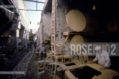 ( MAROCCO ) FEZ : STRADA DELLA MEDINA - FES EL BALI  - © 1996 Graziano Arici/Rosebud2 / GEO / ARTIGIANATO