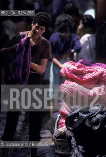 ( MAROCCO ) FEZ : STRADA DELLA MEDINA - FES EL BALI  - SOUK DEI TINTORI - © 1996 Graziano Arici/Rosebud2 / GEO