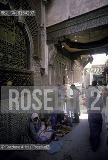 ( MAROCCO ) FEZ : STRADA DELLA MEDINA - FES EL BALI  - ZAUIA DI MOULAY IDRISS II - © 1996 Graziano Arici/Rosebud2 / GEO