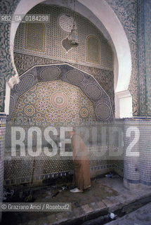 ( MAROCCO ) FEZ : STRADA DELLA MEDINA - FES EL BALI  - FONTANA - © 1996 Graziano Arici/Rosebud2 / GEO
