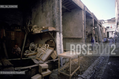 ( MAROCCO ) FEZ : STRADA DELLA MEDINA - FES EL BALI  - © 1996 Graziano Arici/Rosebud2 / GEO / ARTIGIANATO