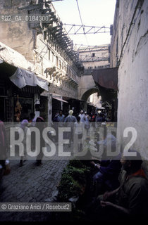 ( MAROCCO ) FEZ : STRADA DELLA MEDINA - FES EL BALI  OROLOGIO CARILLON AD ACQUA - © 1996 Graziano Arici/Rosebud2 / GEO
