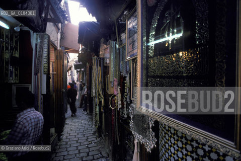 ( MAROCCO ) FEZ : STRADA DELLA MEDINA - FES EL BALI  SOUK DEGLI ARTICOLI RELIGIOSI - © 1996 Graziano Arici/Rosebud2 / GEO / TE