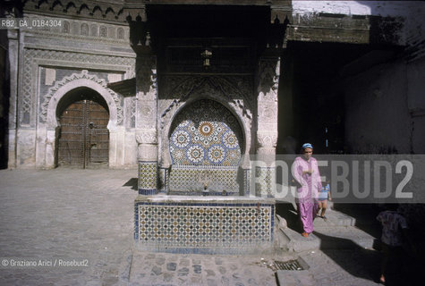 ( MAROCCO ) FEZ : STRADA DELLA MEDINA - FES EL BALI  PIAZZA EL NEIJARIN - © 1996 Graziano Arici/Rosebud2 / GEO