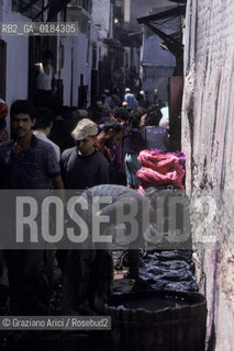 ( MAROCCO ) FEZ : STRADA DELLA MEDINA - FES EL BALI  SOUK DEI TINTORI - © 1996 Graziano Arici/Rosebud2 / GEO
