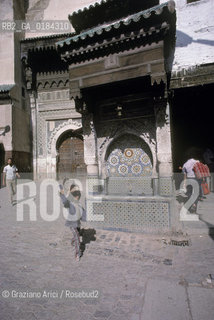 ( MAROCCO ) FEZ : STRADA DELLA MEDINA - FES EL BALI  PIAZZA EL NEIJARIN - FONTANA - © 1996 Graziano Arici/Rosebud2 / GEO