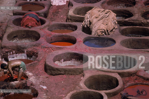 ( MAROCCO ) FEZ : STRADA DELLA MEDINA - FES EL BALI  SOUK DEI TINTORI - © 1996 Graziano Arici/Rosebud2 / GEO /