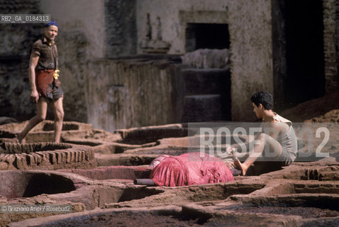 ( MAROCCO ) FEZ : STRADA DELLA MEDINA - FES EL BALI  SOUK DEI TINTORI - © 1996 Graziano Arici/Rosebud2 / GEO /