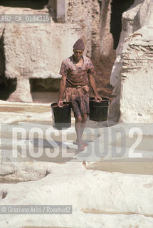 ( MAROCCO ) FEZ : STRADA DELLA MEDINA - FES EL BALI  SOUK DEI TINTORI - © 1996 Graziano Arici/Rosebud2 / GEO /
