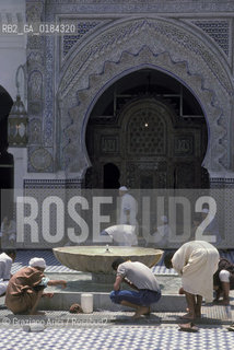 ( MAROCCO ) FEZ : STRADA DELLA MEDINA - FES EL BALI  - MOSCHEA EL KAIRAUIN - © 1996 Graziano Arici/Rosebud2 / GEO /