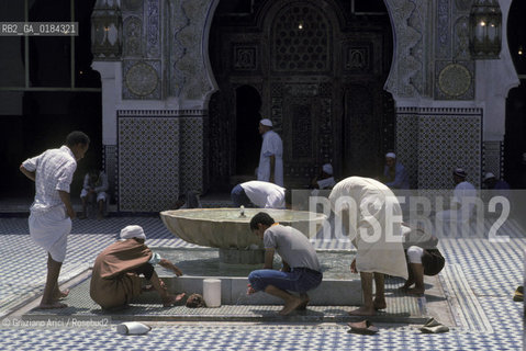 ( MAROCCO ) FEZ : STRADA DELLA MEDINA - FES EL BALI  - MOSCHEA EL KAIRAUIN - © 1996 Graziano Arici/Rosebud2 / GEO /