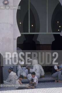 ( MAROCCO ) FEZ : STRADA DELLA MEDINA - FES EL BALI  - MOSCHEA EL KAIRAUIN - © 1996 Graziano Arici/Rosebud2 / GEO /