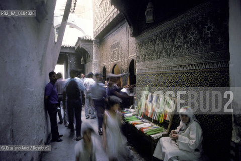 ( MAROCCO ) FEZ : STRADA DELLA MEDINA - FES EL BALI  - ZAUIA DI MOULAY IDRISS II - © 1996 Graziano Arici/Rosebud2 / GEO