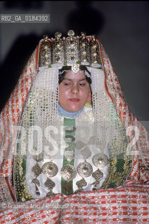 ( MAROCCO ) FEZ - FES :  FOLKLORE DONNA VESTITA IN C OSTUME PER IL MATRIMONIO  - © 1996 Graziano Arici/Rosebud2 / GEO