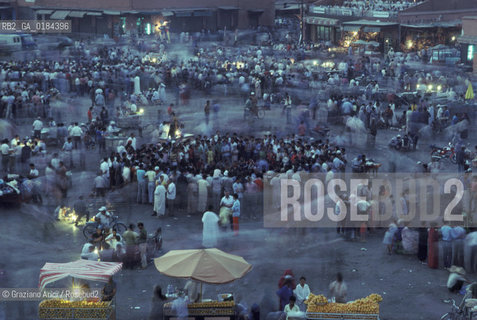 ( MAROCCO ) MARRAKECH :  LA PIAZZA JEMAA EL FNA  - © 1996 Graziano Arici/Rosebud2 / GEO