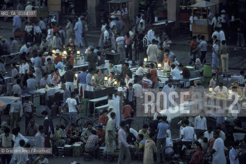 ( MAROCCO ) MARRAKECH :  LA PIAZZA JEMAA EL FNA  - © 1996 Graziano Arici/Rosebud2 / GEO