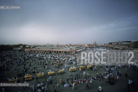 ( MAROCCO ) MARRAKECH :  LA PIAZZA JEMAA EL FNA  - © 1996 Graziano Arici/Rosebud2 / GEO