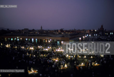 ( MAROCCO ) MARRAKECH :  LA PIAZZA JEMAA EL FNA  - © 1996 Graziano Arici/Rosebud2 / GEO