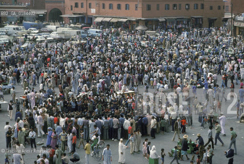 ( MAROCCO ) MARRAKECH :  LA PIAZZA JEMAA EL FNA  - © 1996 Graziano Arici/Rosebud2 / GEO