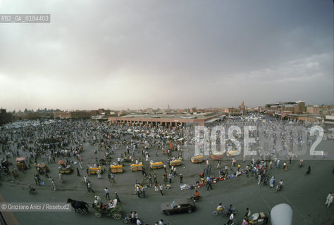 ( MAROCCO ) MARRAKECH :  LA PIAZZA JEMAA EL FNA  - © 1996 Graziano Arici/Rosebud2 / GEO