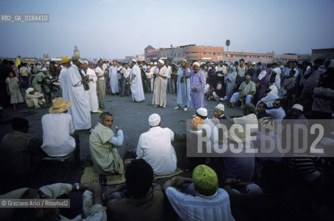 ( MAROCCO ) MARRAKECH :  LA PIAZZA JEMAA EL FNA - CANTASTORIE  - © 1996 Graziano Arici/Rosebud2 / GEO