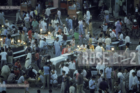 ( MAROCCO ) MARRAKECH :  LA PIAZZA JEMAA EL FNA  - © 1996 Graziano Arici/Rosebud2 / GEO