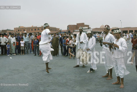 ( MAROCCO ) MARRAKECH :  LA PIAZZA JEMAA EL FNA - MUSICISTI HARATIN  - © 1996 Graziano Arici/Rosebud2 / GEO