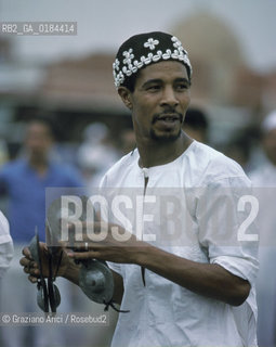 ( MAROCCO ) MARRAKECH :  LA PIAZZA JEMAA EL FNA - MUSICISTI HARATIN  - © 1996 Graziano Arici/Rosebud2 / GEO