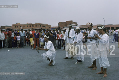 ( MAROCCO ) MARRAKECH :  LA PIAZZA JEMAA EL FNA - MUSICISTI HARATIN  - © 1996 Graziano Arici/Rosebud2 / GEO