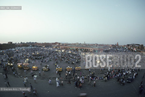( MAROCCO ) MARRAKECH :  LA PIAZZA JEMAA EL FNA  - © 1996 Graziano Arici/Rosebud2 / GEO