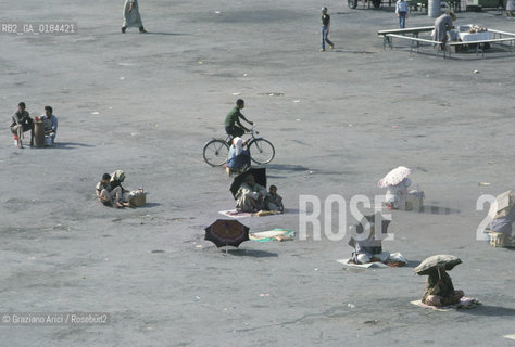 ( MAROCCO ) MARRAKECH :  LA PIAZZA JEMAA EL FNA  - © 1996 Graziano Arici/Rosebud2 / GEO
