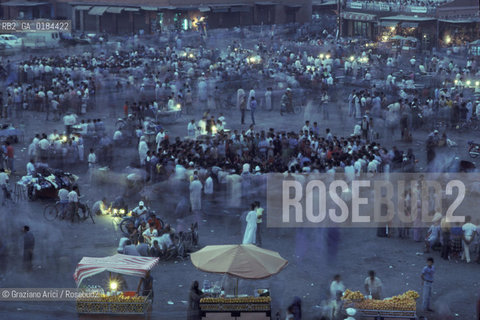 ( MAROCCO ) MARRAKECH :  LA PIAZZA JEMAA EL FNA  - © 1996 Graziano Arici/Rosebud2 / GEO