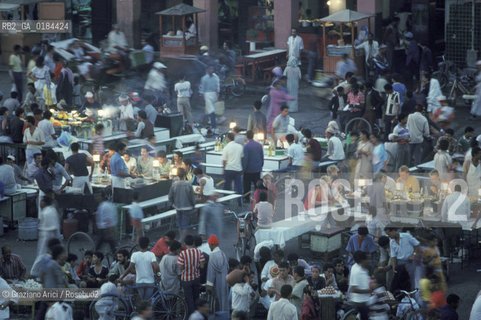 ( MAROCCO ) MARRAKECH :  LA PIAZZA JEMAA EL FNA  - © 1996 Graziano Arici/Rosebud2 / GEO