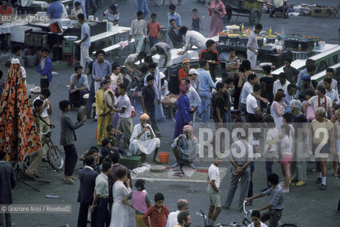 ( MAROCCO ) MARRAKECH :  LA PIAZZA JEMAA EL FNA - INCANTATORI DI SERPENTI  - © 1996 Graziano Arici/Rosebud2 / GEO