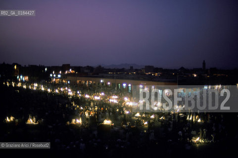 ( MAROCCO ) MARRAKECH :  LA PIAZZA JEMAA EL FNA  - © 1996 Graziano Arici/Rosebud2 / GEO