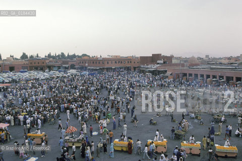 ( MAROCCO ) MARRAKECH :  LA PIAZZA JEMAA EL FNA  - © 1996 Graziano Arici/Rosebud2 / GEO