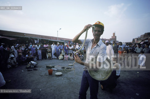 ( MAROCCO ) MARRAKECH :  LA PIAZZA JEMAA EL FNA - INCANTATORE DI SERPENTI  - © 1996 Graziano Arici/Rosebud2 / GEO