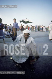 ( MAROCCO ) MARRAKECH :  LA PIAZZA JEMAA EL FNA - SUONATORE DI TAMBURO  - © 1996 Graziano Arici/Rosebud2 / GEO