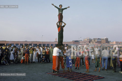 ( MAROCCO ) MARRAKECH :  LA PIAZZA JEMAA EL FNA  - EQUILIBRISTI - © 1996 Graziano Arici/Rosebud2 / GEO