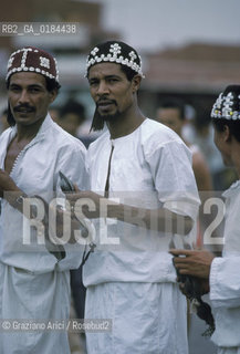 ( MAROCCO ) MARRAKECH :  LA PIAZZA JEMAA EL FNA - MUSICISTI HARATIN  - © 1996 Graziano Arici/Rosebud2 / GEO