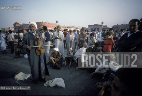 ( MAROCCO ) MARRAKECH :  LA PIAZZA JEMAA EL FNA - CANTASTORIE  - © 1996 Graziano Arici/Rosebud2 / GEO