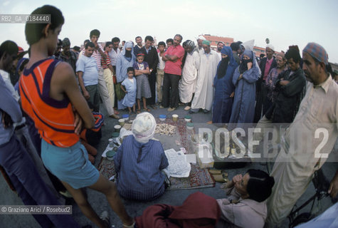 ( MAROCCO ) MARRAKECH :  LA PIAZZA JEMAA EL FNA - INDOVINO  - © 1996 Graziano Arici/Rosebud2 / GEO