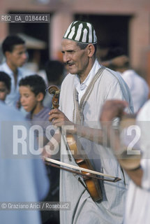 ( MAROCCO ) MARRAKECH :  LA PIAZZA JEMAA EL FNA - MUSICISTI HARATIN  - © 1996 Graziano Arici/Rosebud2 / GEO